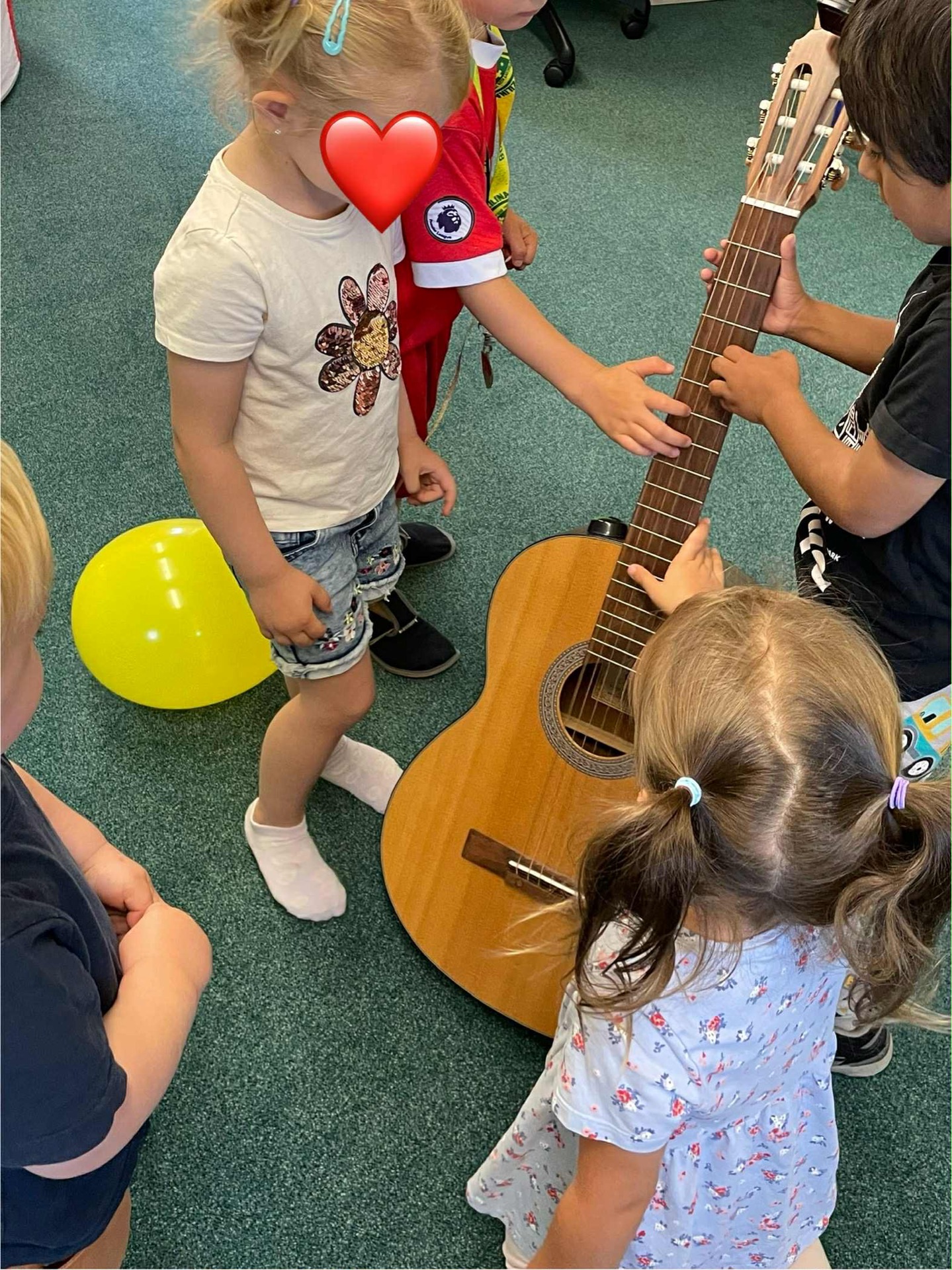 Děti při činnosti ve školičce Hostavice